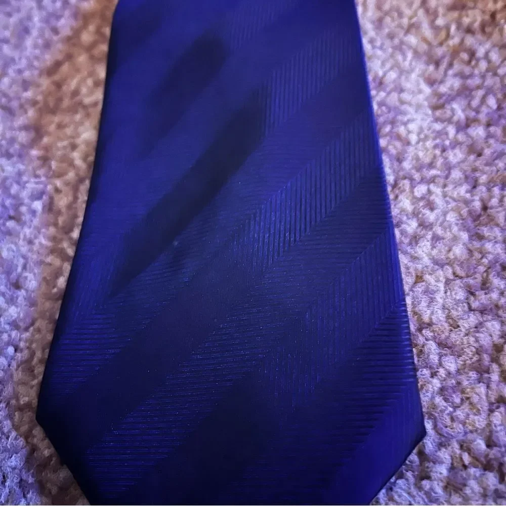 Basic Editions tie  - Picture 4 of 6